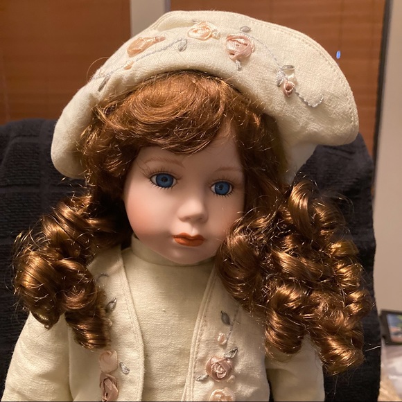 Vintage Brass Key Collectible Porcelain Doll (Reg.No PA2346) with Stand - Picture 7 of 16